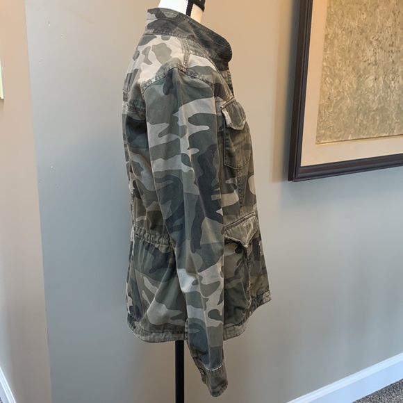 ABERCROMBIE & FITCH camo print jacket in EUC - Picture 3 of 8